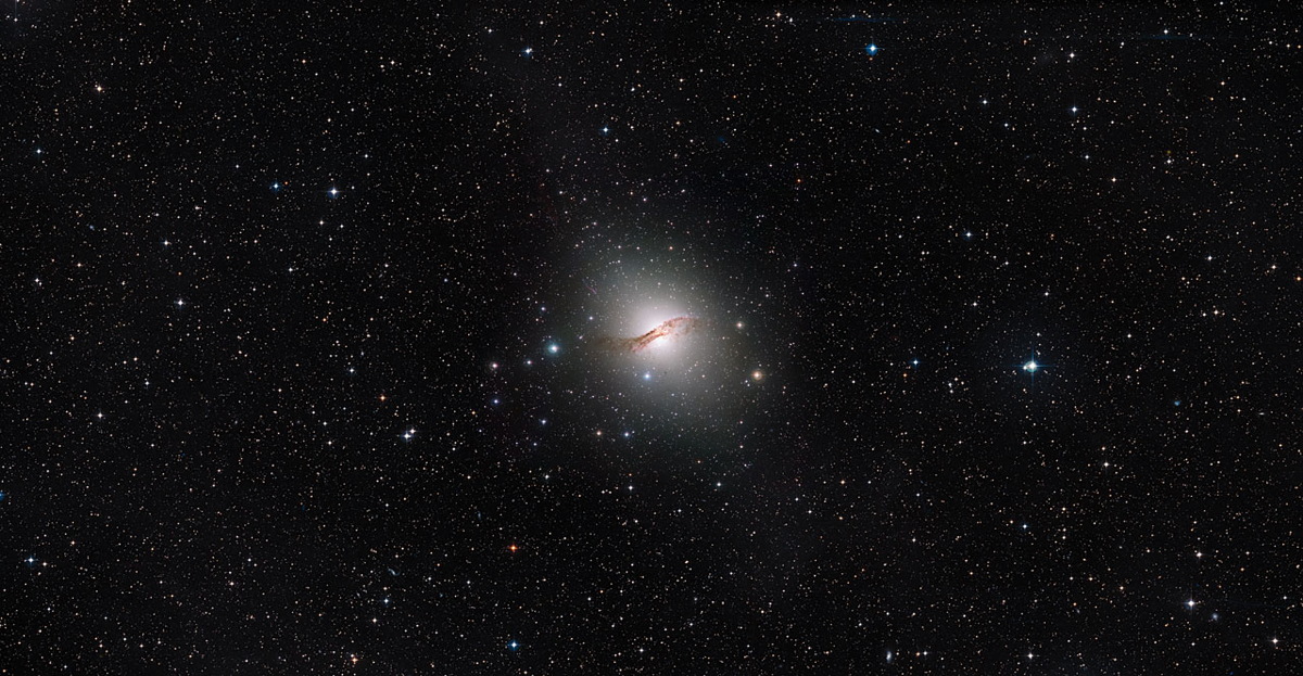 Hubble Telescope Spies Off-Kilter Halo Around Distant Galaxy