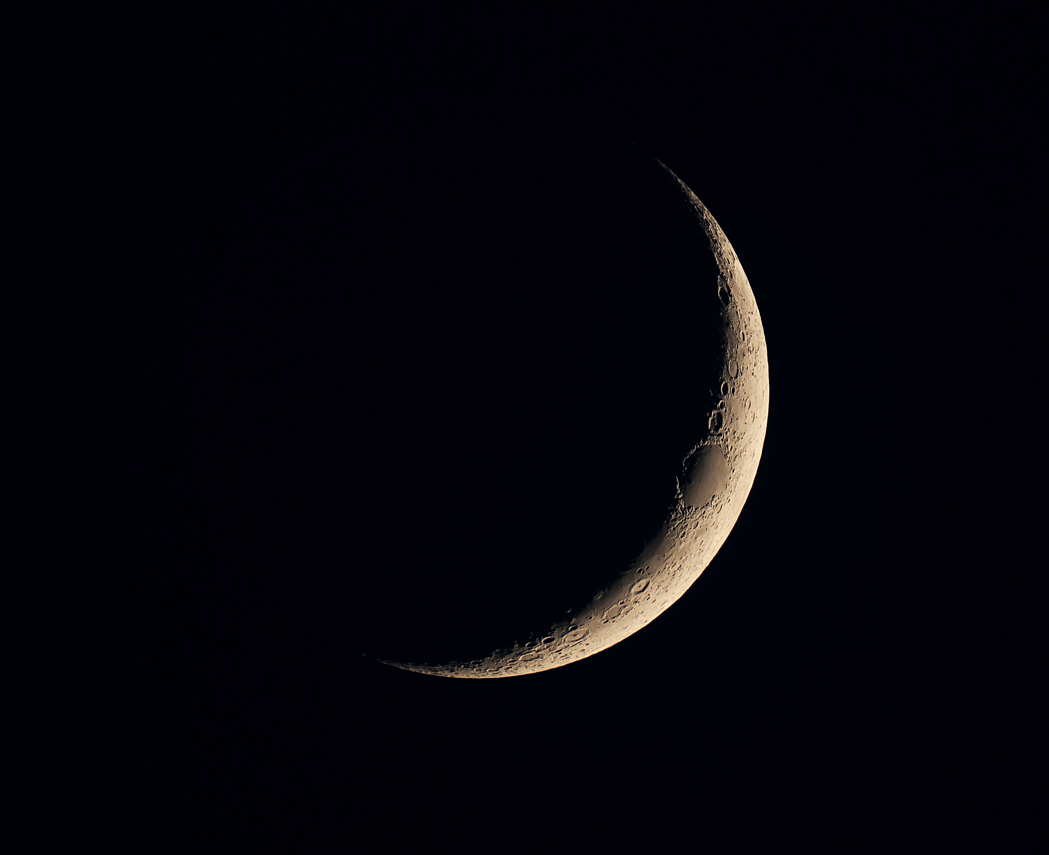 Budding Night Sky Photographer Sees a Stunning Crescent Moon (Image)