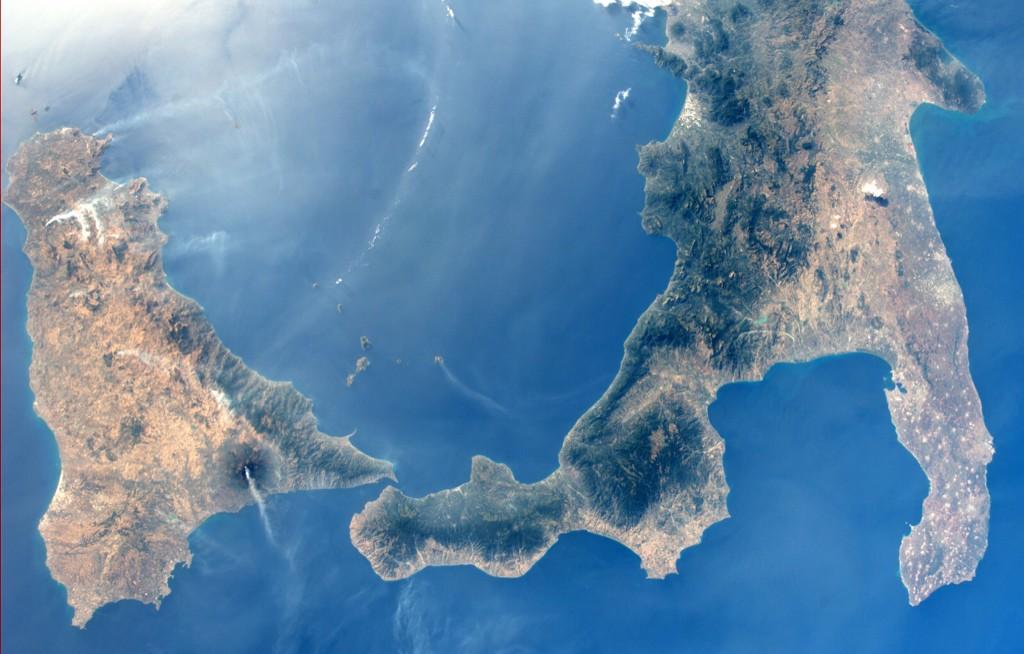 Astronauts See Mount Etna Volcano's Lava and Steam from Space (Photos)
