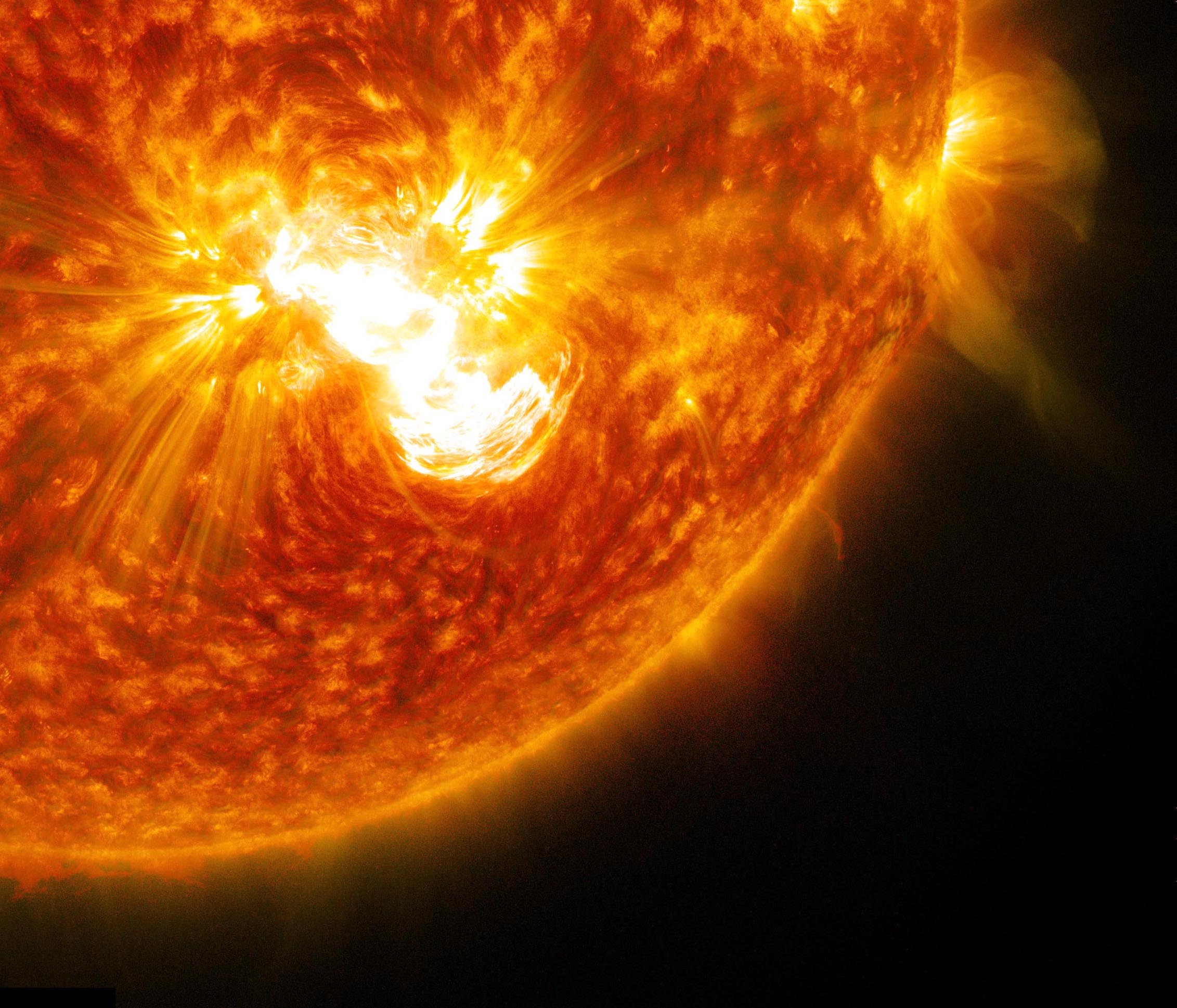 Huge Solar Flare Erupts from Biggest Sunspot in 24 Years (Photos)