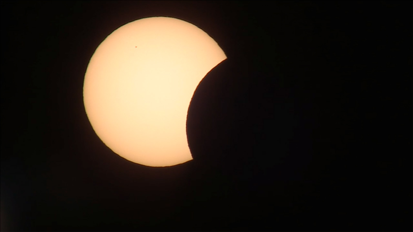 Total Solar Eclipse of 2015 Begins