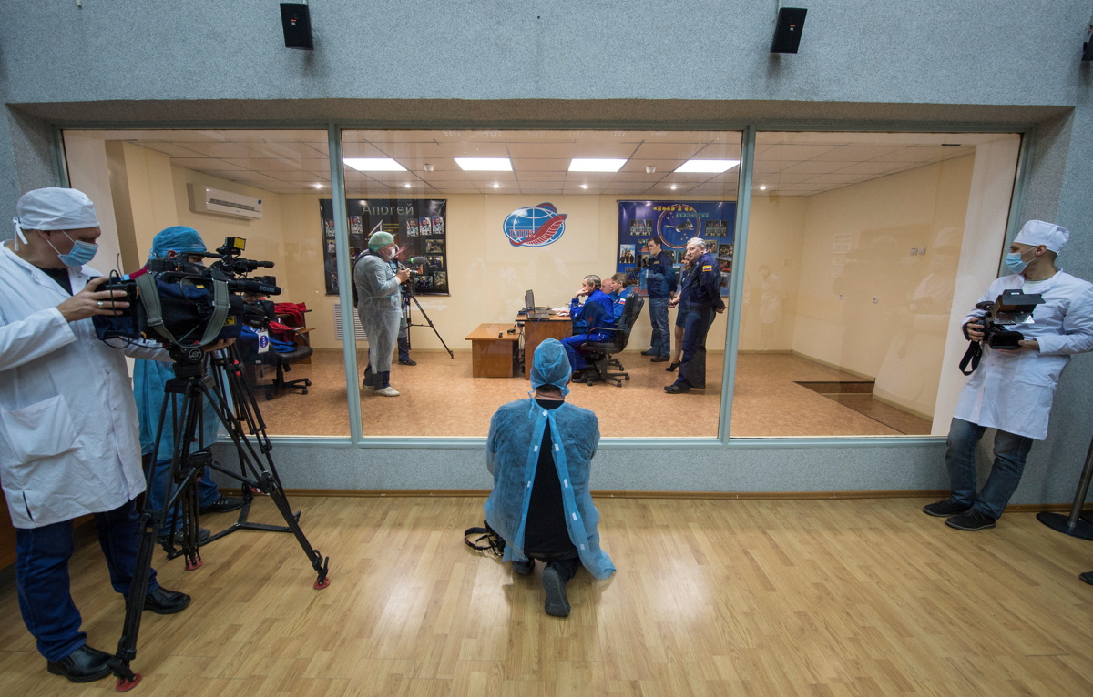 Expedition 43 Crew Behind Glass