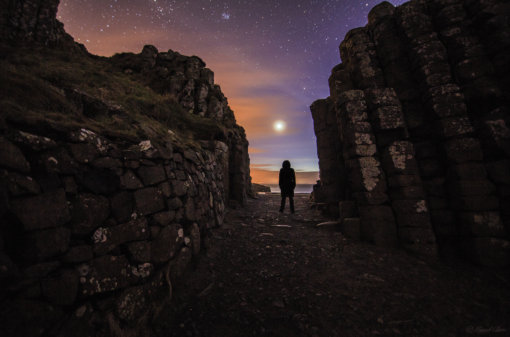 Stargazer Enjoys Venus View from Giant's Causeway in Ireland (Photo)