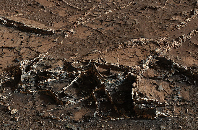 Curiosity Rover View of Mineral Veins