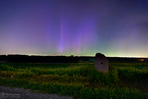 Photographer Jeff Berkes snapped this photo from southern Pennsylvania, just 27 miles west of Philadelphia as the moon was setting.