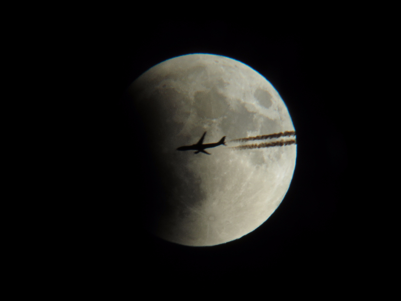 Total Lunar Eclipse Supermoon by Chris Andrews