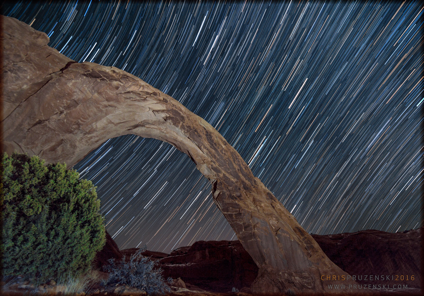 Star Trails Light Up Utah Desert in Stargazer's Stunning Image