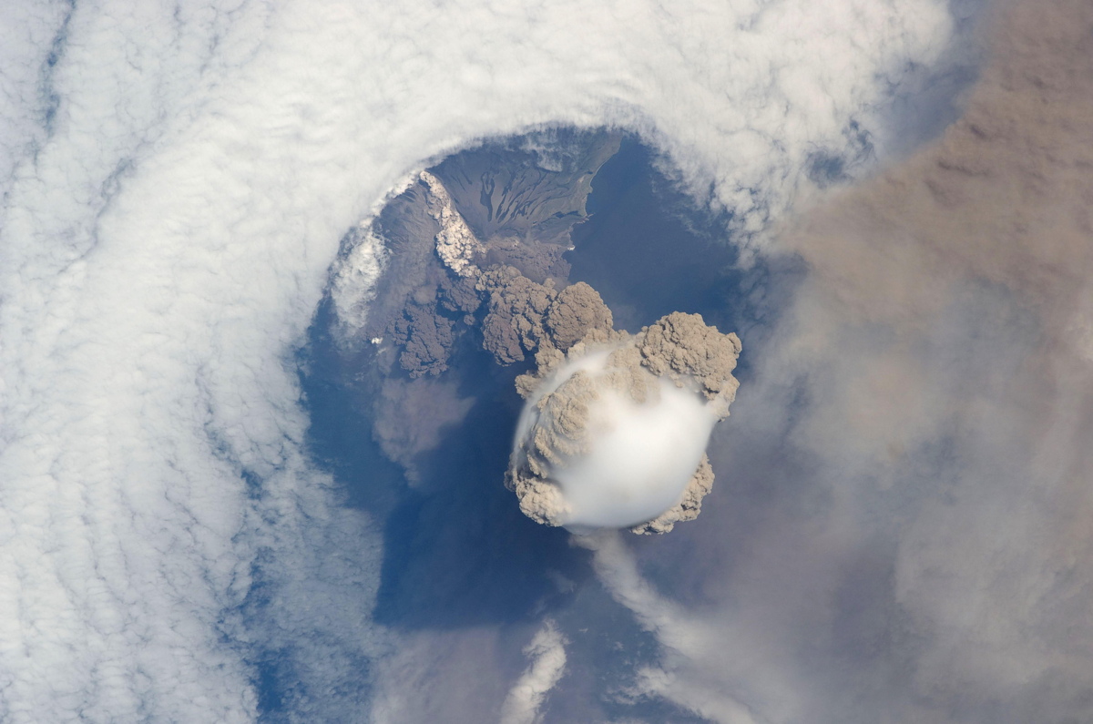 sarychev-eruption-volcano-2009.jpg?1456519206?interpolation=lanczos-none&downsize=*:1400