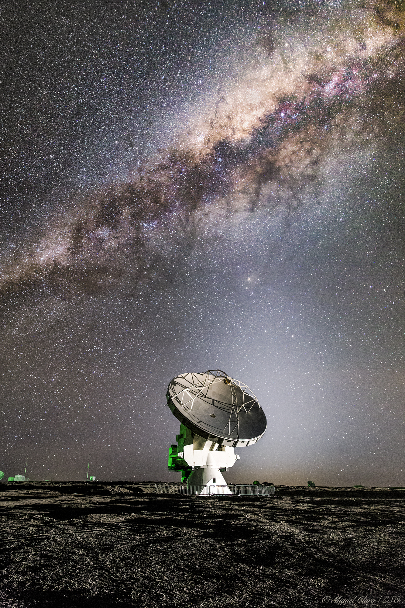 Milky Way Glitters Over ALMA Radio Telescope in Stunning Photo
