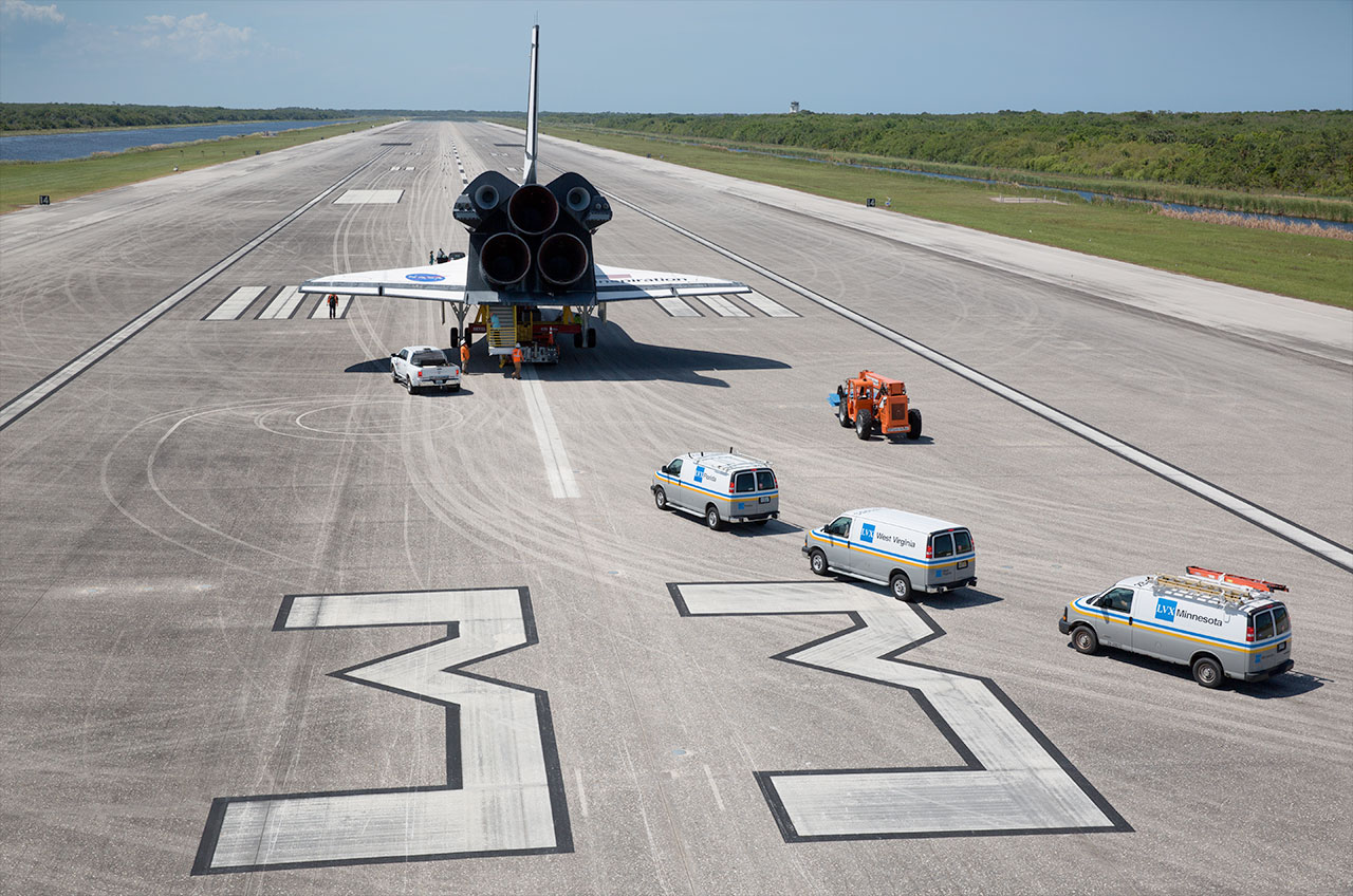 Replica on the Runway: Mock Orbiter Lands on Real Space Shuttle Strip