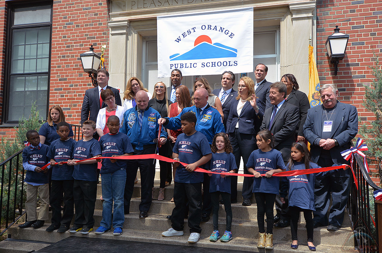 Kelly Elementary: Astronaut Twins Honored with Grade School Renaming