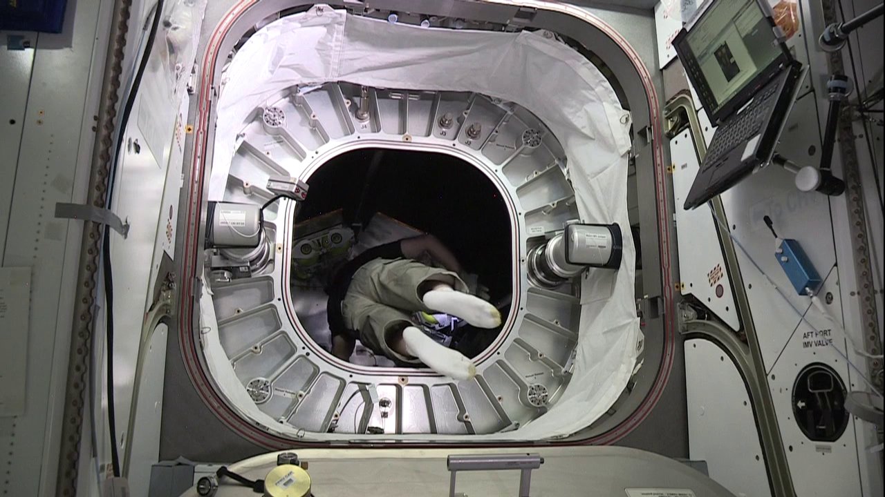 Astronauts Enter Inflatable Space Station Module for 1st Time (Video)