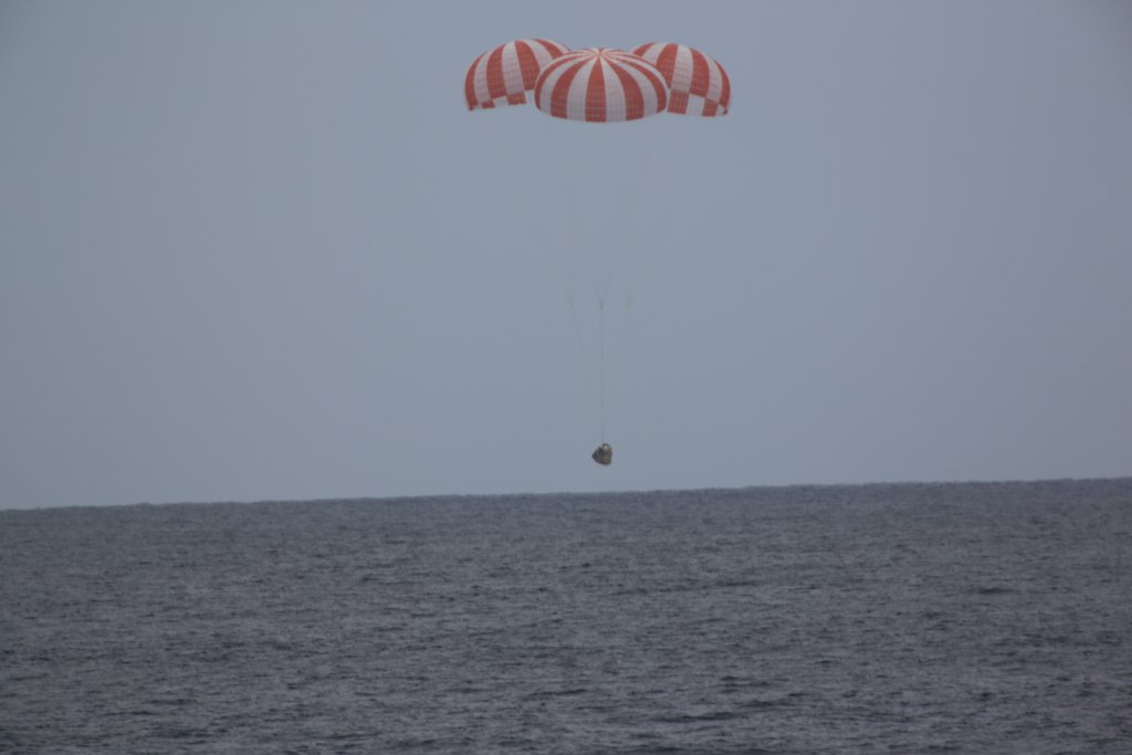 SpaceX Aims to Relaunch Landed Dragon Capsule in Early 2017