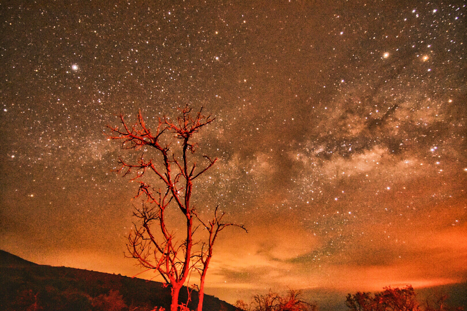 Milky Way Shines in Orange Over Mauna Kea (Photo)
