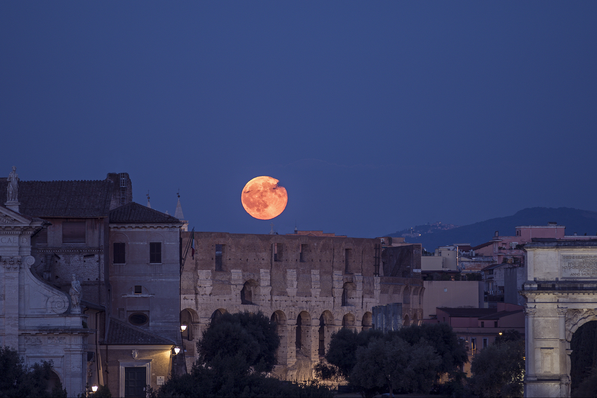 Full Moon Memory: Skywatcher Snaps a Lunar View for Apollo 11 Anniversary
