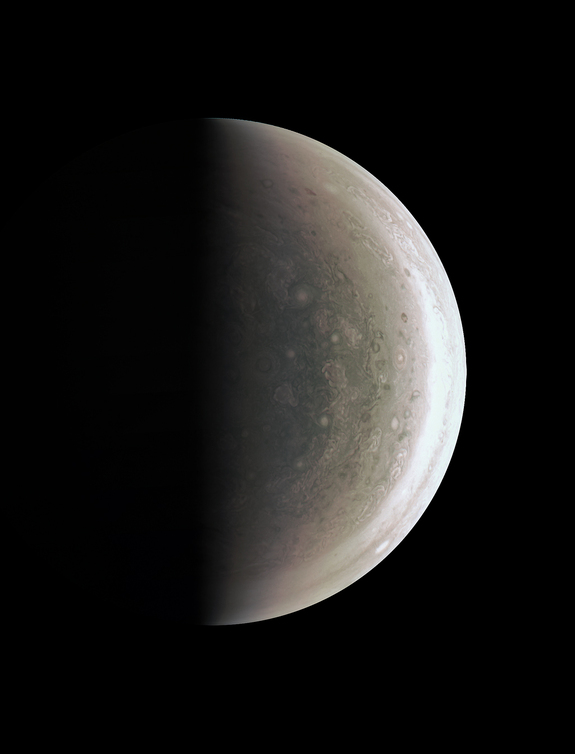 sonda Juno da NASA tomou esta imagem do pólo sul de Júpiter em 27 de agosto de 2016, a uma distância de 58.700 milhas (94.500 quilômetros).