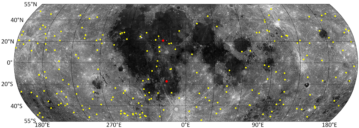 De gule prikkene viser de nye kraterne på månens overflate. De to røde prikkene angir to nedslag som også ble sett fra jorden. Bilde: NASA/GSFC/Arizona State University.