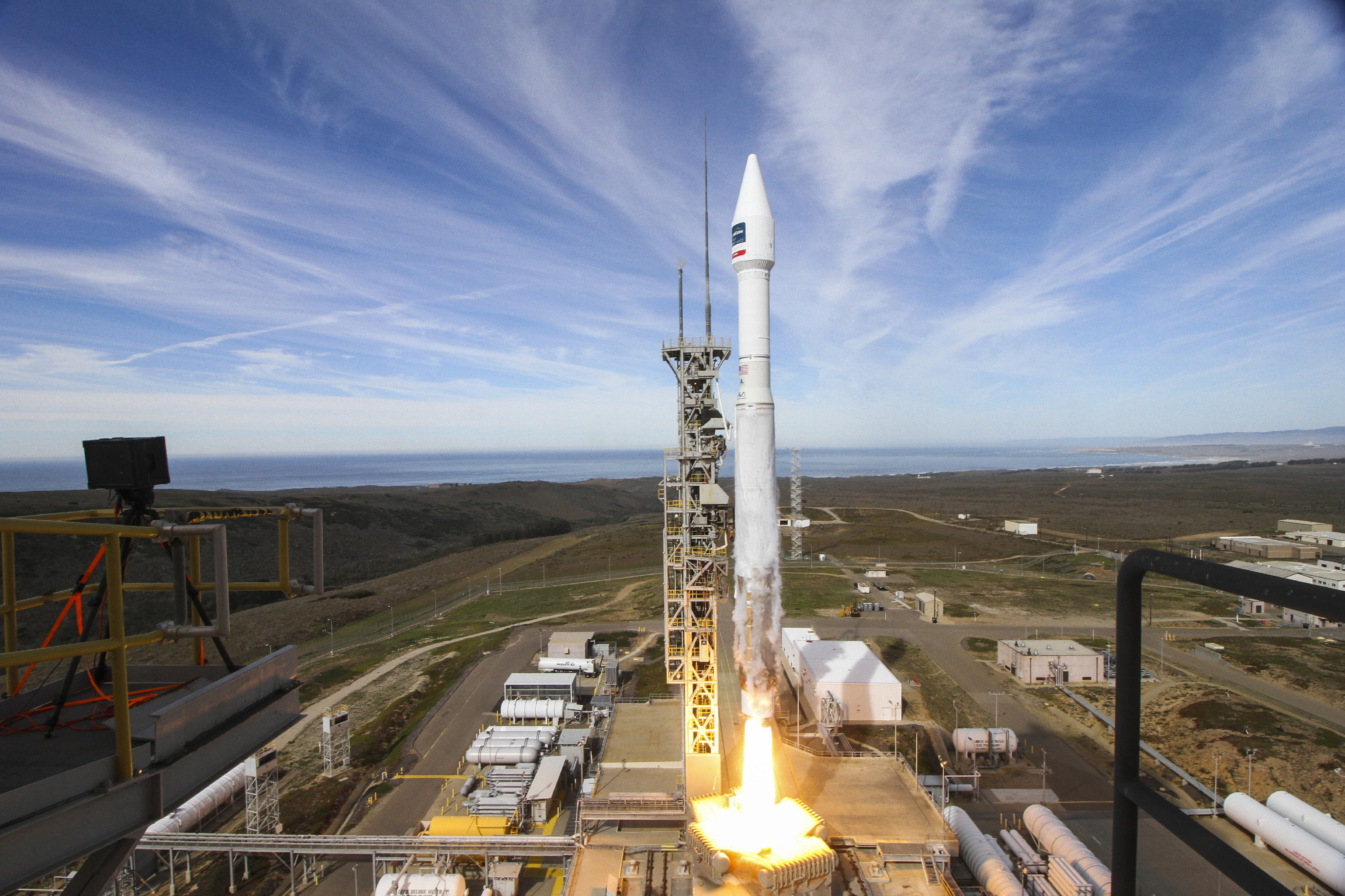 Launch Photos: Atlas V Rocket Soars with DigitalGlobe's WorldView-4 Satellite