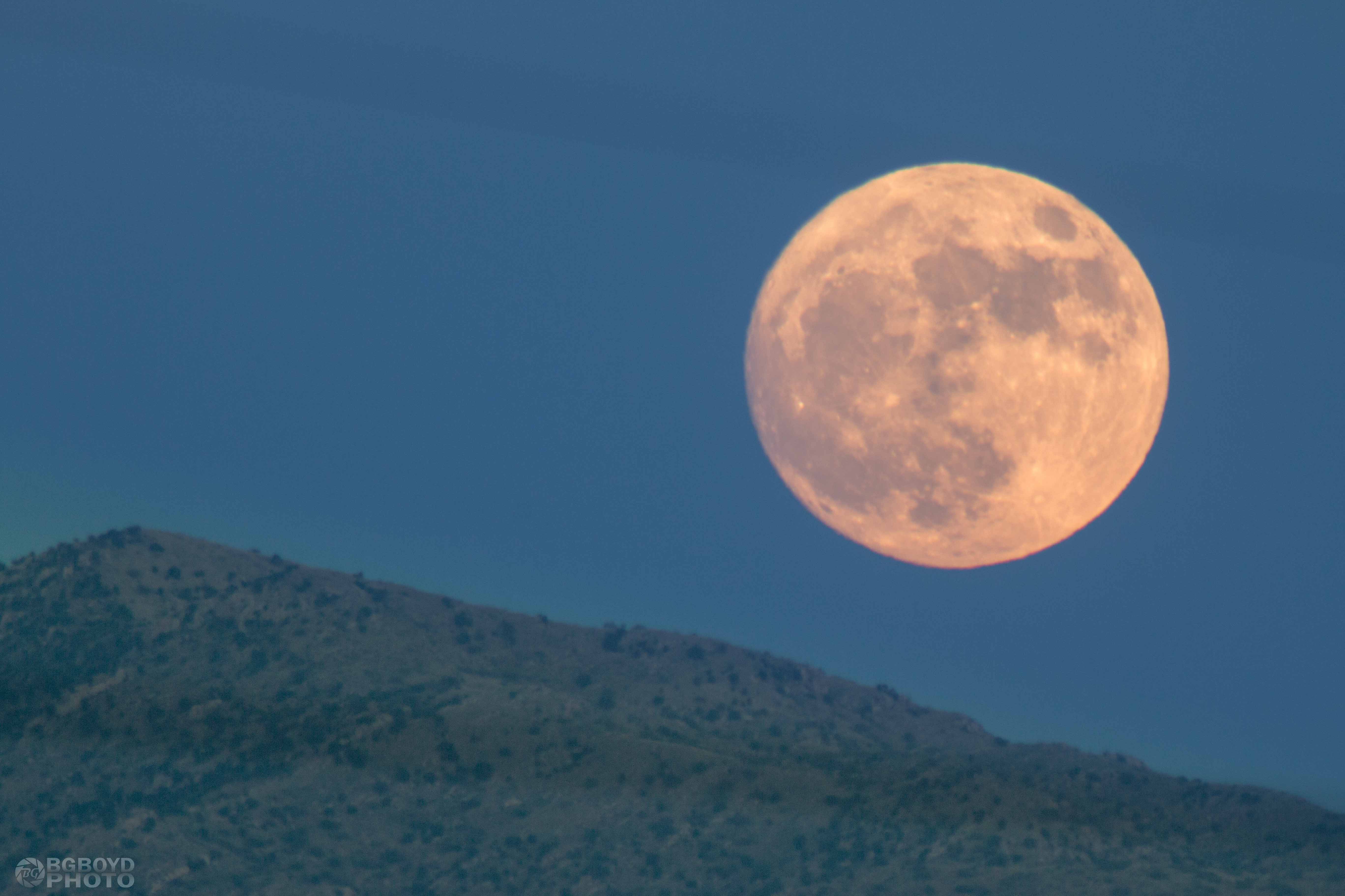 Sunday Night 'Supermoon' Wows Skywatchers (Photos)