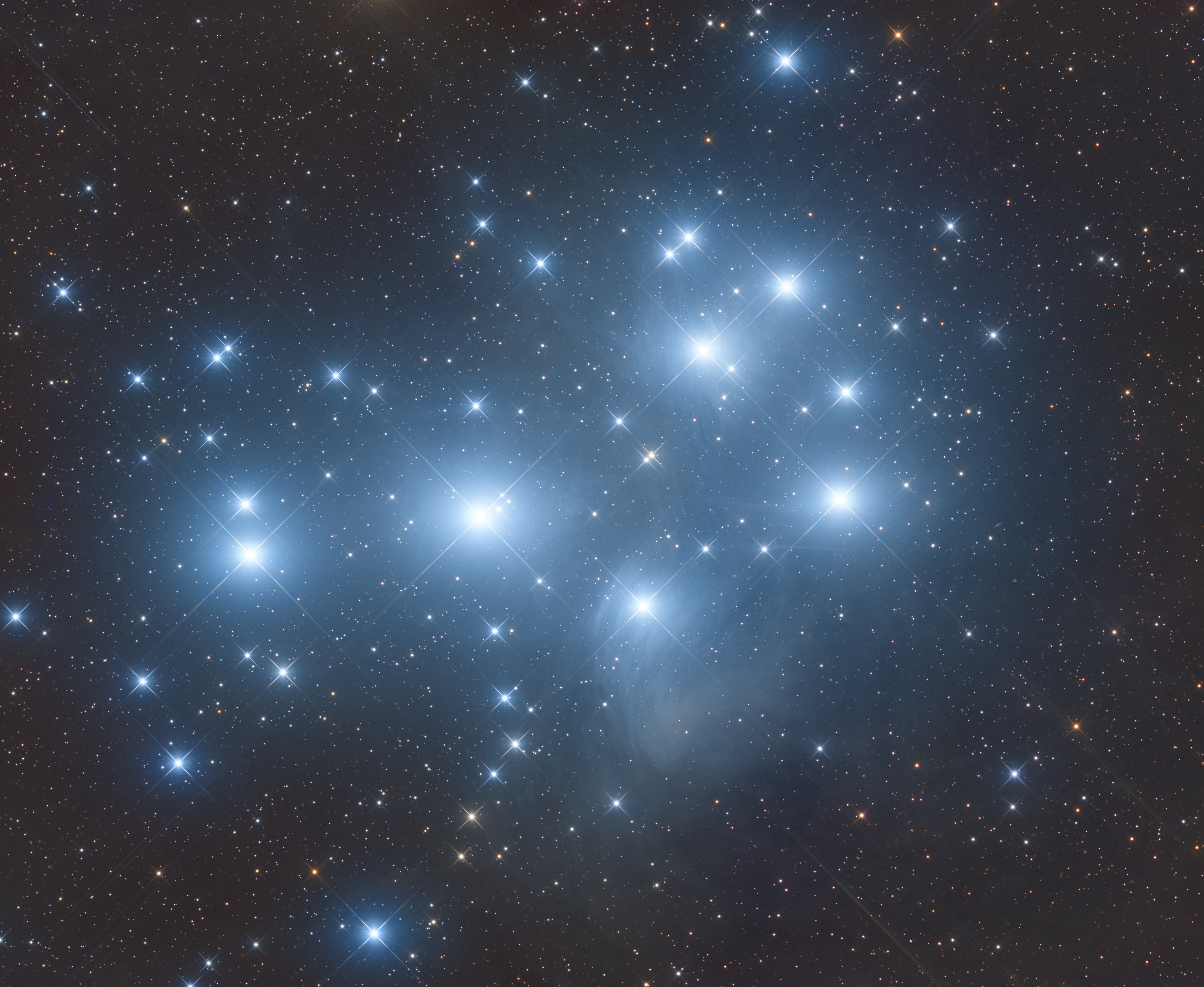 Twinkling Stars: Skywatcher Snaps Stunning View of Pleiades Star Cluster