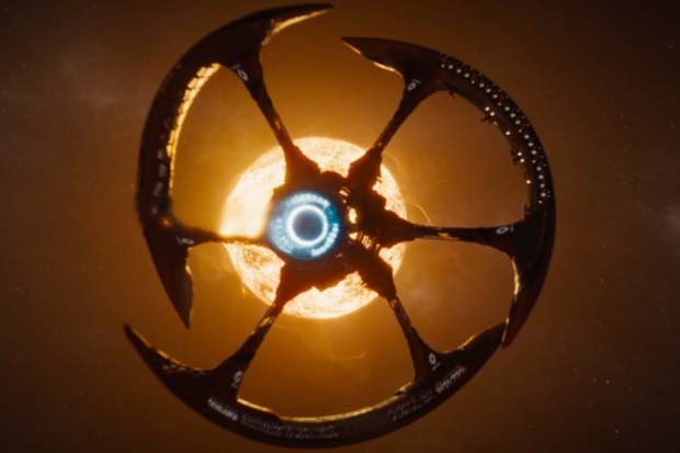 'Passengers' Deal With Spacecraft Malfunction and Romance In New Movie Trailer