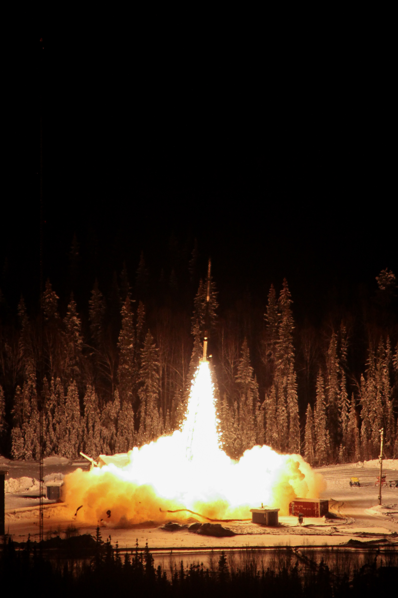 Aurora Experiment Streaks Into Alaska's Sky on Small NASA Rocket (Photos)