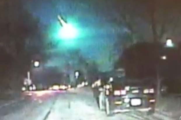 Amazing Midwest Meteor Caught By Police Dashcam, Rooftop Camera | Video
