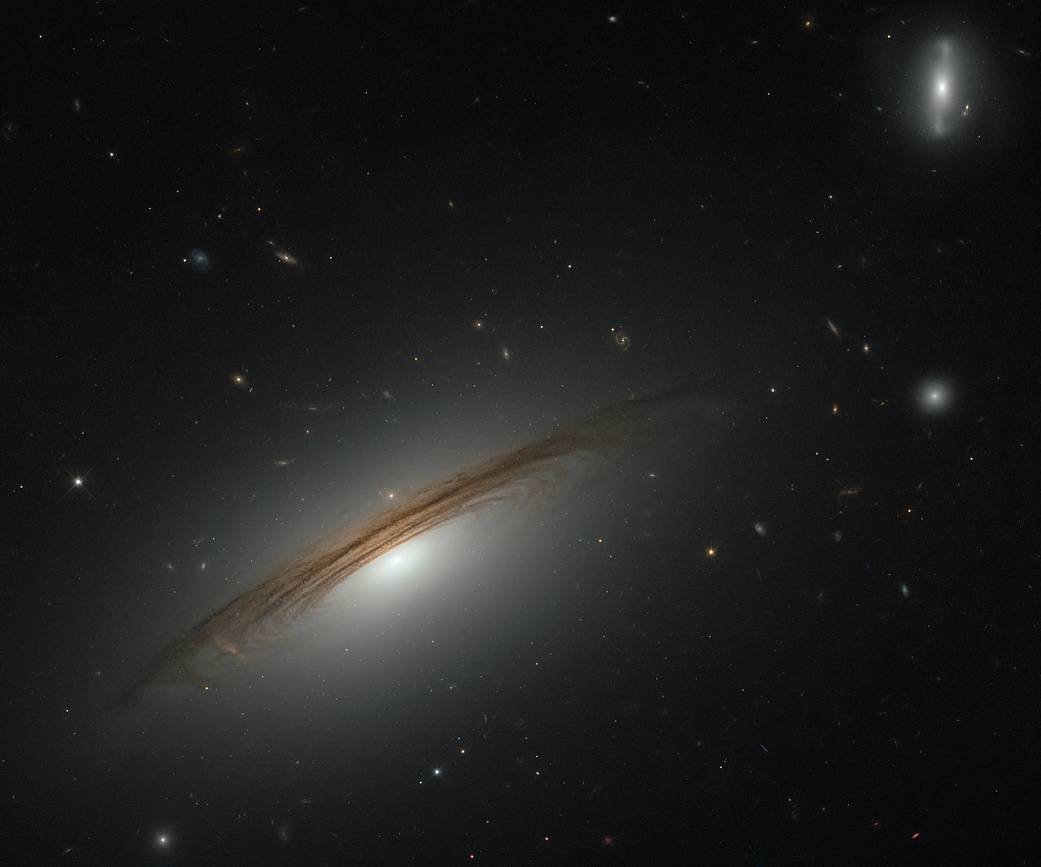 Hubble Telescope Snaps Photo of Massive (and Weird) Hybrid Galaxy