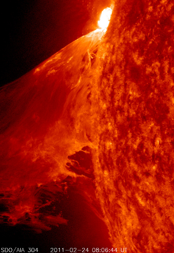 "Con quỷ lửa" bùng ra trên Mặt Trời  Monster-solar-flare-feb24-2011