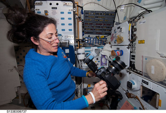 astronaut-stott-glasses-discovery.jpg