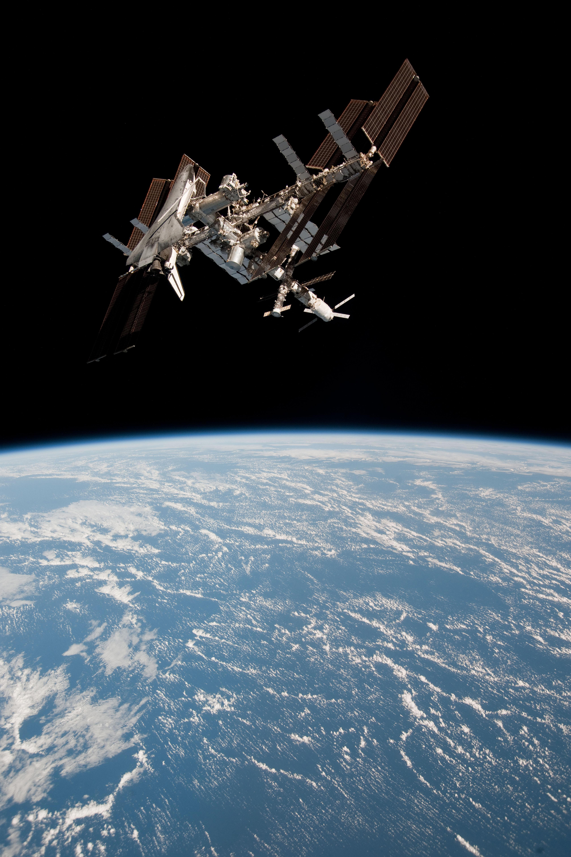 photo shuttle endeavour space station tilt close sts134 ما هي محطة الفضاء الدولية (ISS)؟ مجلة نقطة العلمية